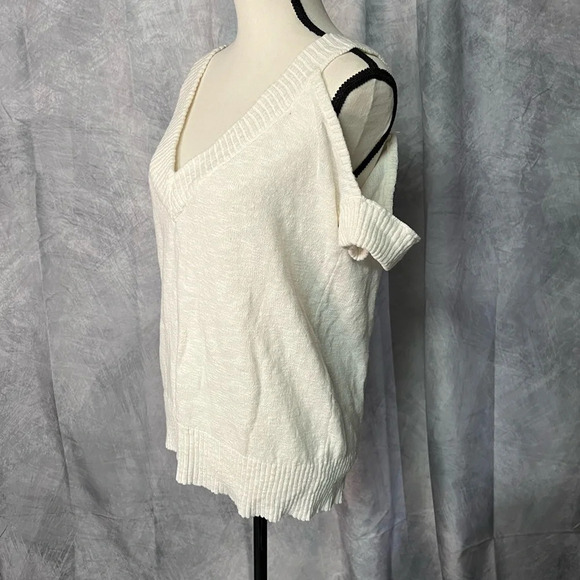 Fate White V-Neck Cold Shoulder Short Sleeve Sweater - size Medium - Picture 2 of 9